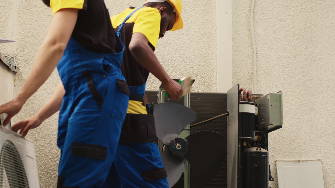 Teknikere, der samarbejder om et HVAC-system.