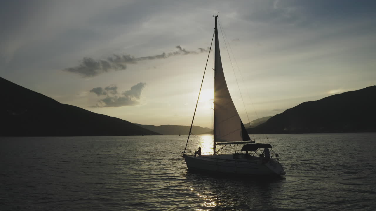 yate de vela al atardecer