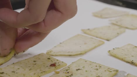 patatas fritas cocidas y sazonadas en una sartén