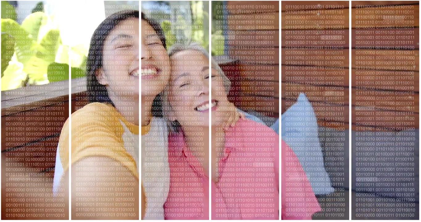 Selfie de rede social mostrando a filha levantando o telefone em um banco, com a mãe se inclinando, fazendo bico e sorrindo