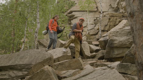 escaladores en la naturaleza