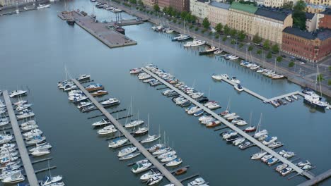 Panorámica-Aérea-Lenta-Del-Muelle-En-La-Ciudad-Portuaria-De-Helsinki,-Finlandia-Al-Atardecer