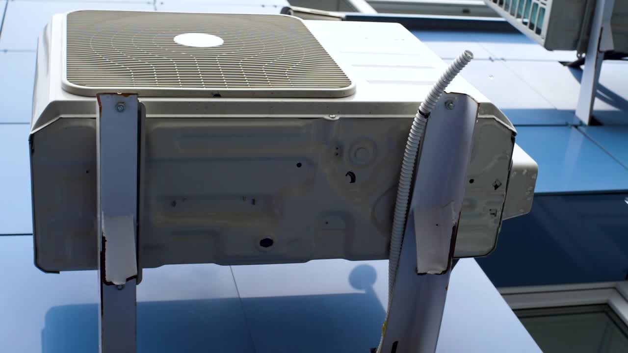 외부에 장착된 에어컨 유