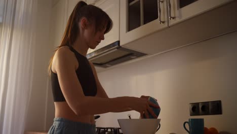 mujer cocinando en la cocina