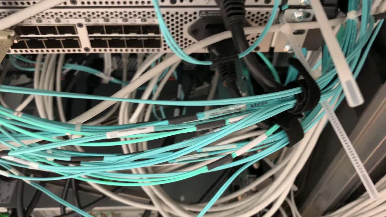 cable de red de fibra óptica atrapado en un conmutador en la sala de servidores