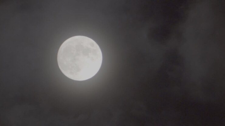 Noite de lua cheia lindamente iluminada no céu