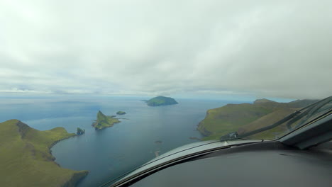 Hermoso-Paisaje-Desde-La-Cabina-De-Un-Avión-Que-Sale-De-Las-Islas-Feroe