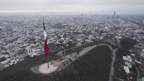 disparo de drones en un día nublado por la mañana en hasta bandera sobre el cerro obispado en la ciudad de monterrey, méxico-17