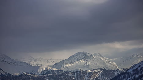 Paisajes-Nevados-De-Montaña-Bajo-Un-Cielo-Nublado