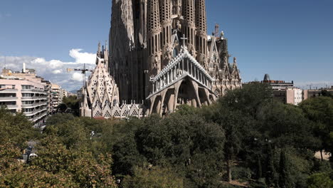 drone disparó a través de los árboles que revelan la sagrada familia en barcelona, españa