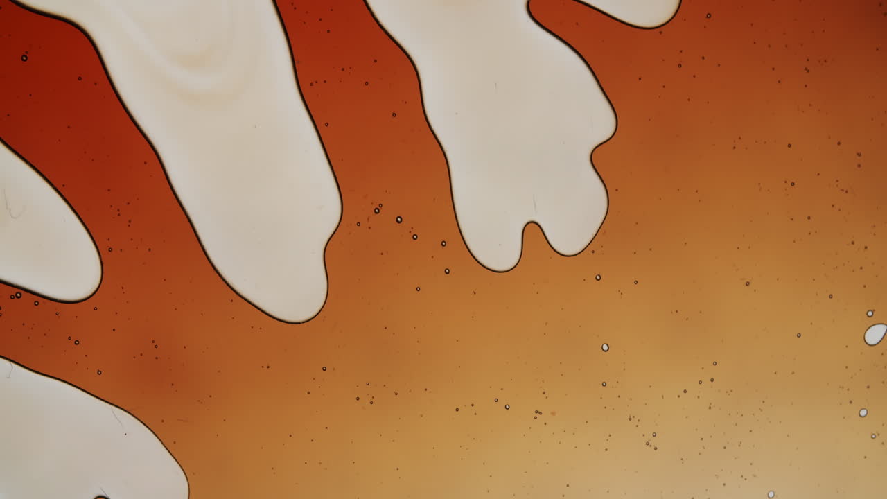 점성이 있는 액체에서 스스로 형성되는 짙은 주황색 정맥의 매크로 샷
