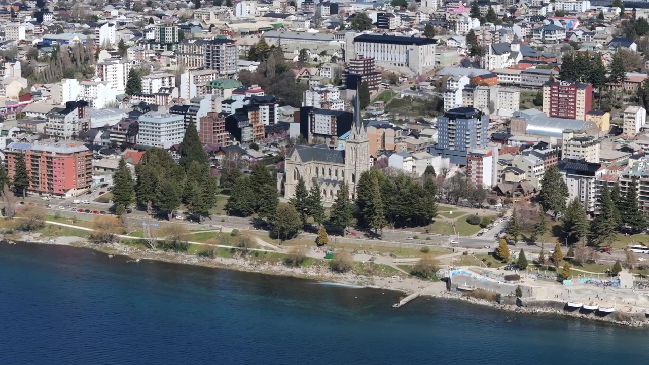 Vista aerea della Cattedrale di Nostra Signora del Nahuel Huapi sul lungolago di Bariloche. Río Negro, Patagonia, Argentina.