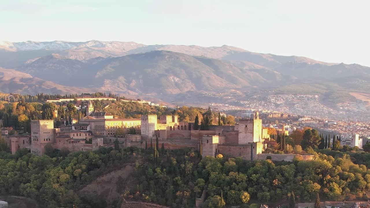 Vista de Granada com Alhambra e montanhas durante o pôr do sol