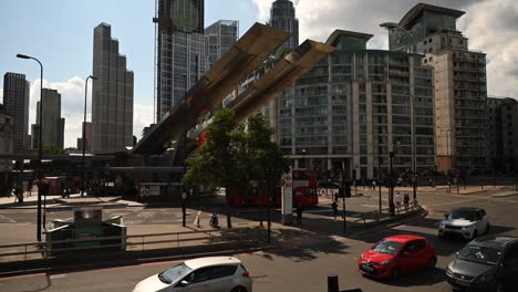 Vauxhall-Bridge-in-Summer,-London,-United-Kingdom