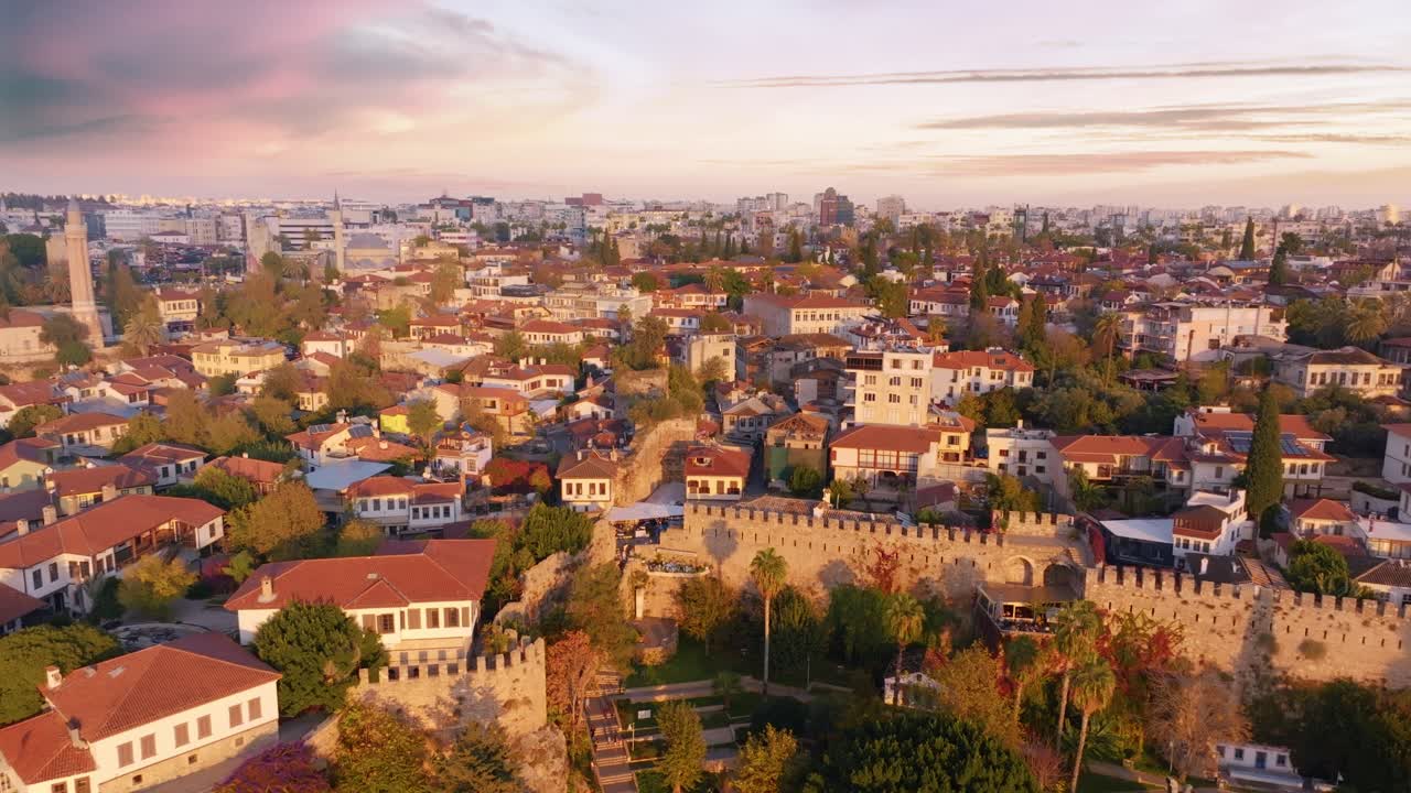vista aérea de una histórica ciudad turca al atardecer