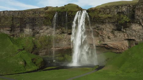 Volando-Lejos-De-La-Cascada-De-Seljalandsfoss-Revelando-Las-Tierras-Altas-De-Islandia