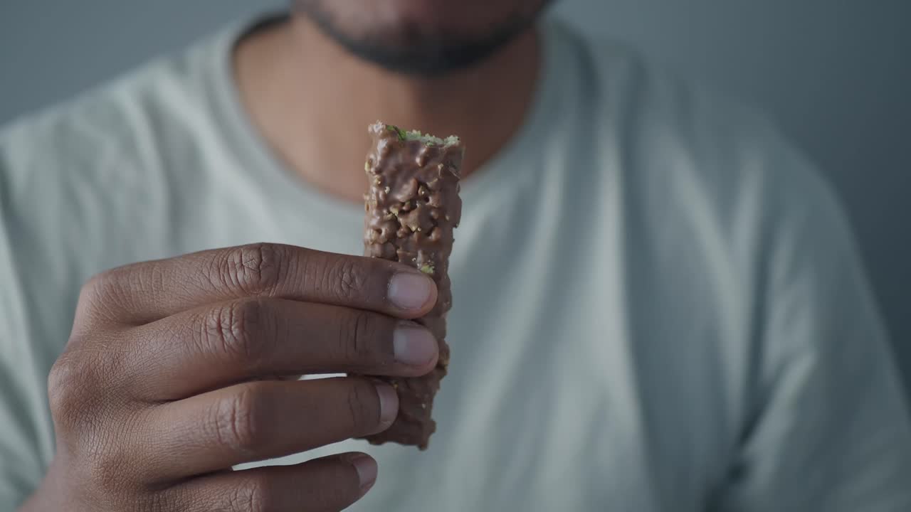 Pessoa segurando uma barra de chocolate