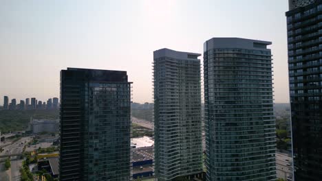 Condominios-De-Vidrio-Que-Reflejan-La-Luz-Durante-El-Amanecer-En-El-Desarrollo-Urbano-De-La-Ciudad