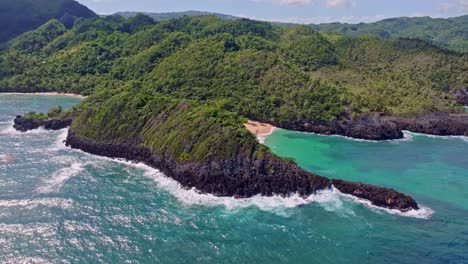 las arenas blancas y las aguas cristalinas de color turquesa en la playa onda samana en la república dominicana