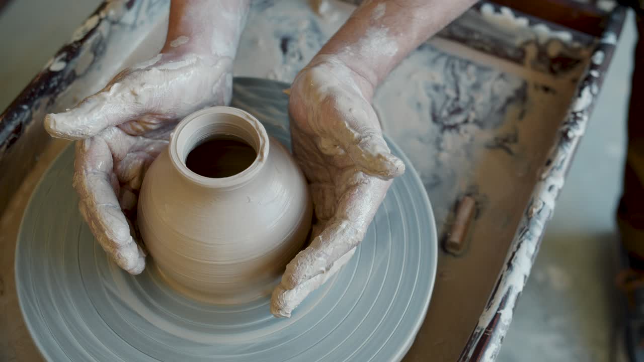 작업실에서 던지는 바에 회전하는 움직이지 않는 손과 세라 비의 높은 각도 시각