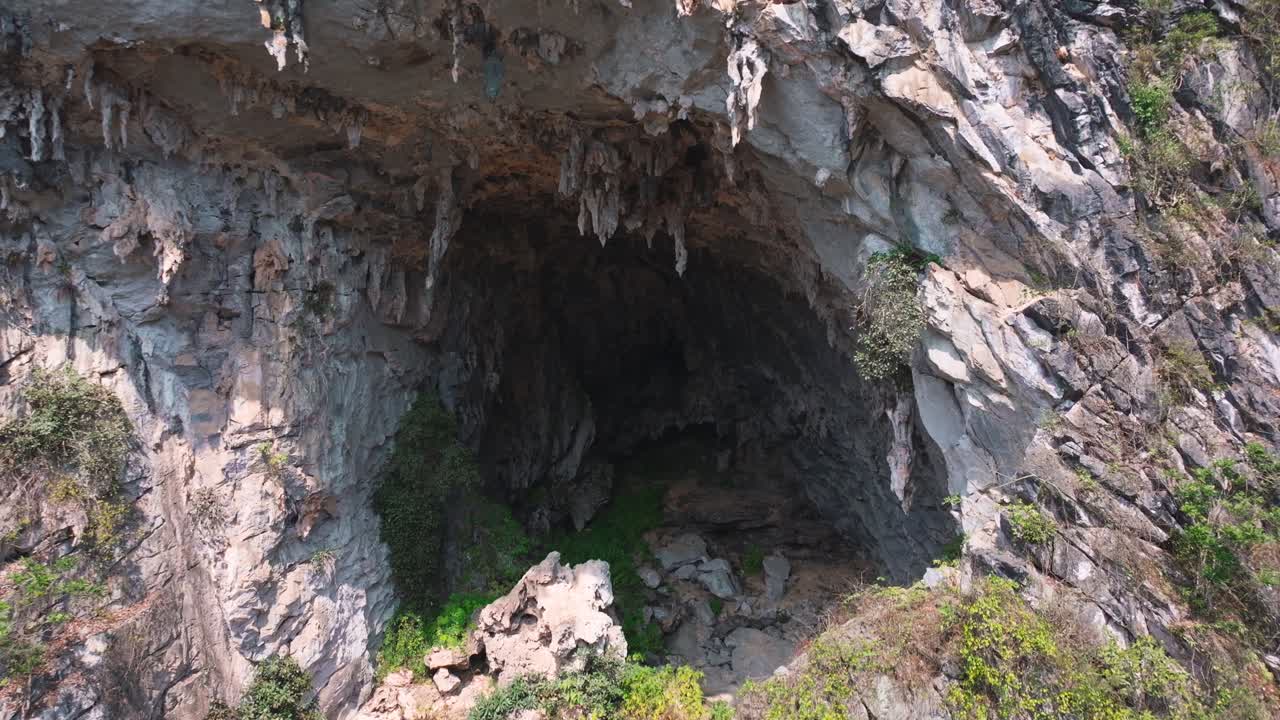 este metraje captura una vista de cerca de la majestuosa entrada de la cueva en ha giang, vietnam del norte