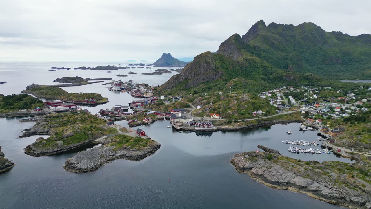 Stamsundin kylä ja Vestfjorden Lofoottien saarilla, Norjassa – Ilmakuva 4K, kiertäen.