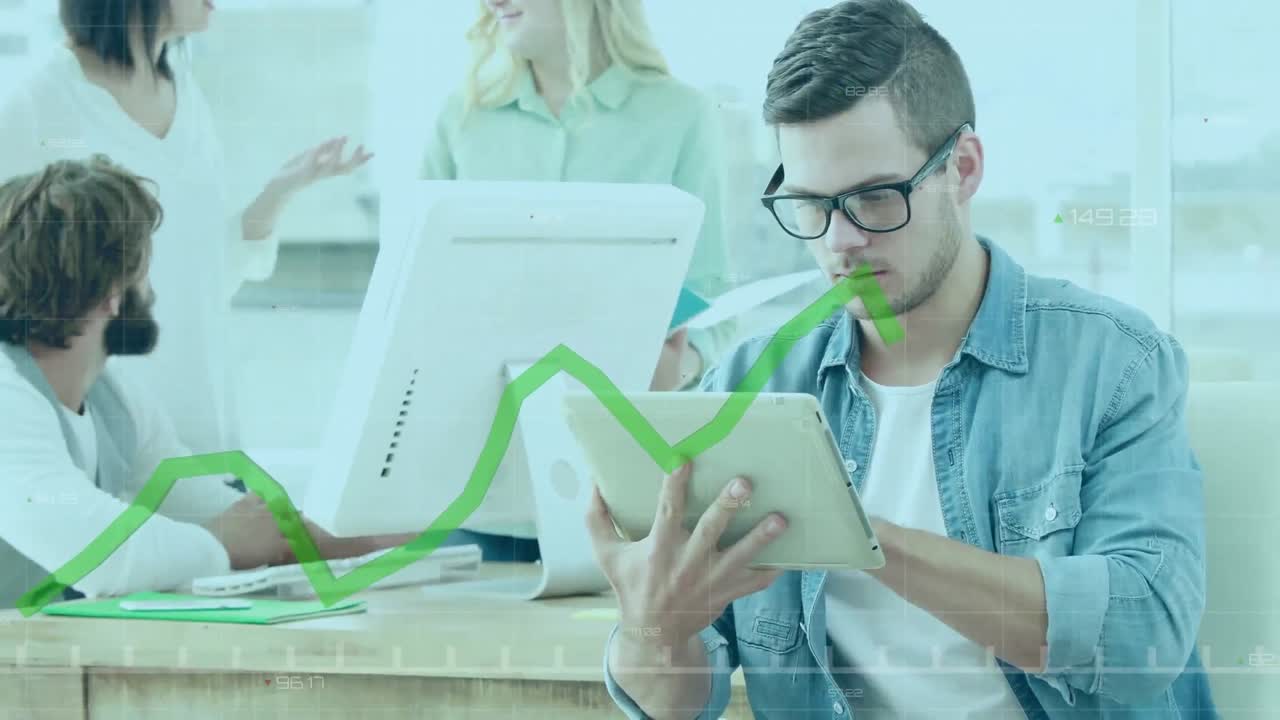 animación del procesamiento de datos estadísticos contra un hombre caucásico pensativo que usa una tableta en la oficina