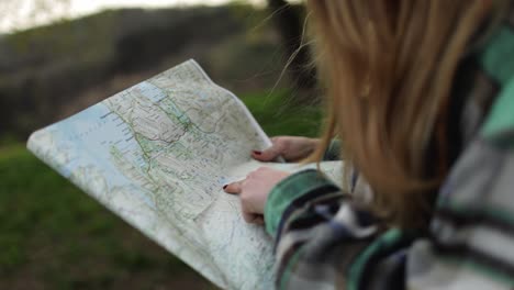 Turista-Anónimo-Recortado-Con-Mapa-En-El-Campo