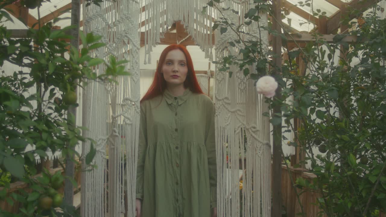 온실 에 있는 여자