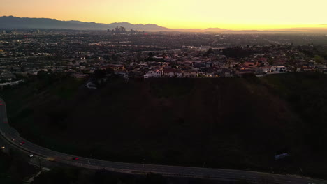 Vista-Panorámica-De-La-Ciudad-De-Los-Ángeles-Al-Atardecer-Desde-El-Mirador-Kenneth-Hahn,-Aérea