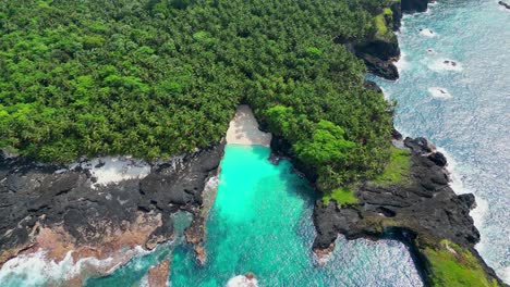 Vista-De-Pájaro-En-La-Playa-De-Batería,-Una-De-Las-Playas-Más-Increíbles-Del-Mundo,-Ubicada-En-Ilheu-Das-Rolas-En-Santo-Tomé,-África