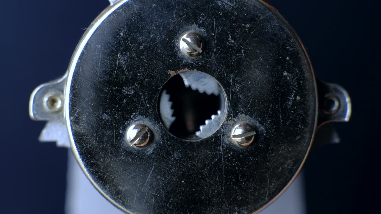 연필 날카로움의 움직임에서 치아의 클로즈업