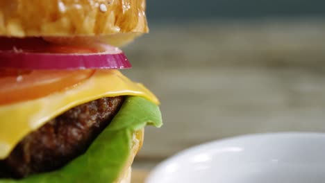 ketchup y hamburguesa en la mesa