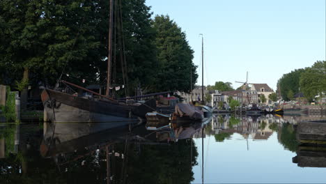 barcos históricos en el antiguo museo del puerto del centro de gouda en los países bajos