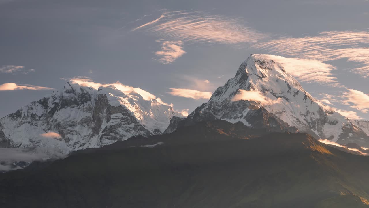 amanecer montañas del himalaya lapso de tiempo en nepal, paisaje montañoso amanecer lapso de tempo de la cordillera nevada con nubes moviéndose en la hermosa luz dorada de la mañana en los picos nevados