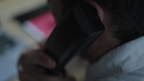 persona en una llamada telefónica
