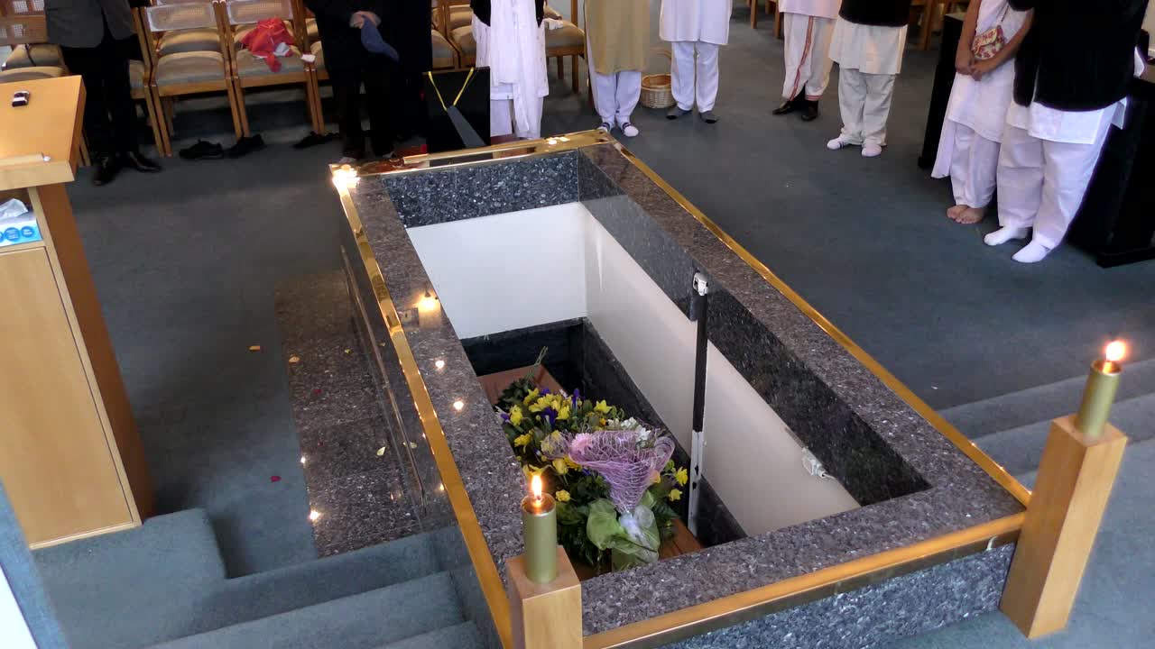 colpo del primo piano di un cofanetto funebre in un carro funebre o cappella o sepoltura al cimitero