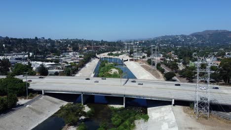 un avión no tripulado disparó contra el río los ángeles en california con un puente de autopista