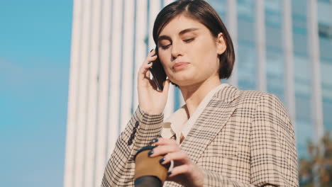 Mujer-Elegante-Haciendo-Una-Llamada-De-Negocios-Al-Aire-Libre.