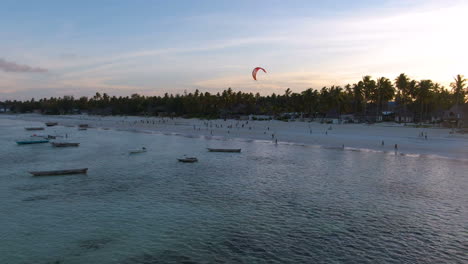 Increíble-Toma-De-Drones-Al-Atardecer-Con-Muchos-Barcos-De-Pesca-Y-Gente-En-La-Costa-De-La-Isla-De-Zanzíbar