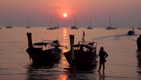 puesta de sol carmesí y vistas al mar con barcos y yates en la distancia