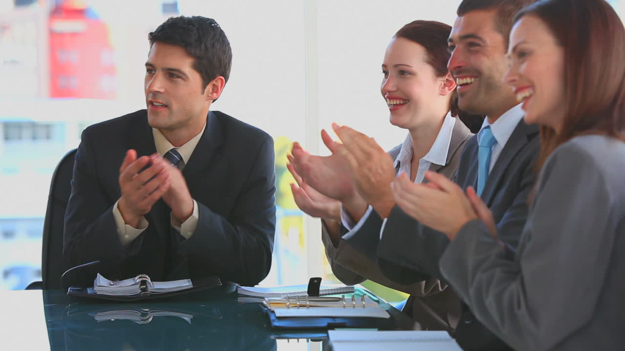 사업가 들 이 박수 를 치고 있다