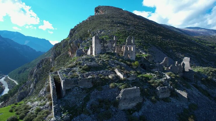 Antico palazzo albanese: rovine del castello di pietra di Këlcyrë, storia medievale e vedute sulla valle di Vjosa