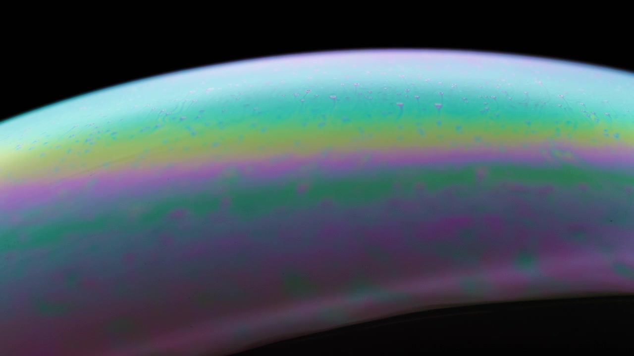Colores vibrantes de la superficie líquida de una burbuja