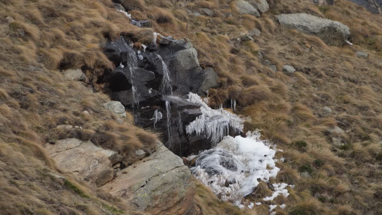 기?? 의 중간에 있는 바위 형성, 작은 물줄기가 돌 위에 폭포로 떨어집니다.