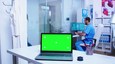 imágenes de una computadora portátil con pantalla verde