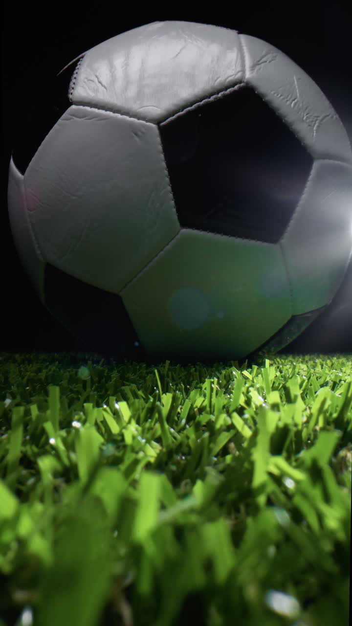 Gece Çim Sahada Futbol Topu.