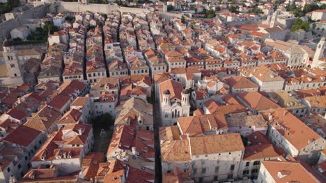 aerial: el casco antiguo de dubrovnik muestra la gran iglesia de la santa anunciación