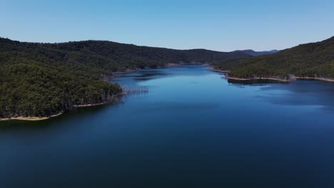 Panorama-Of-Hinze-Dam-Surrounded-By-The-Beautiful-Mountains---Calm-Blue-Waters---Advancetown,-Gold-Coast,-QLD,-Australia