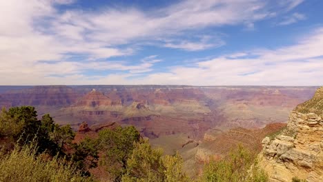 Blauer-Himmel-Und-Geschwollene-Weiße-Wolken-über-Dem-Grand-Canyon-An-Einem-Schönen-Sonnigen-Tag